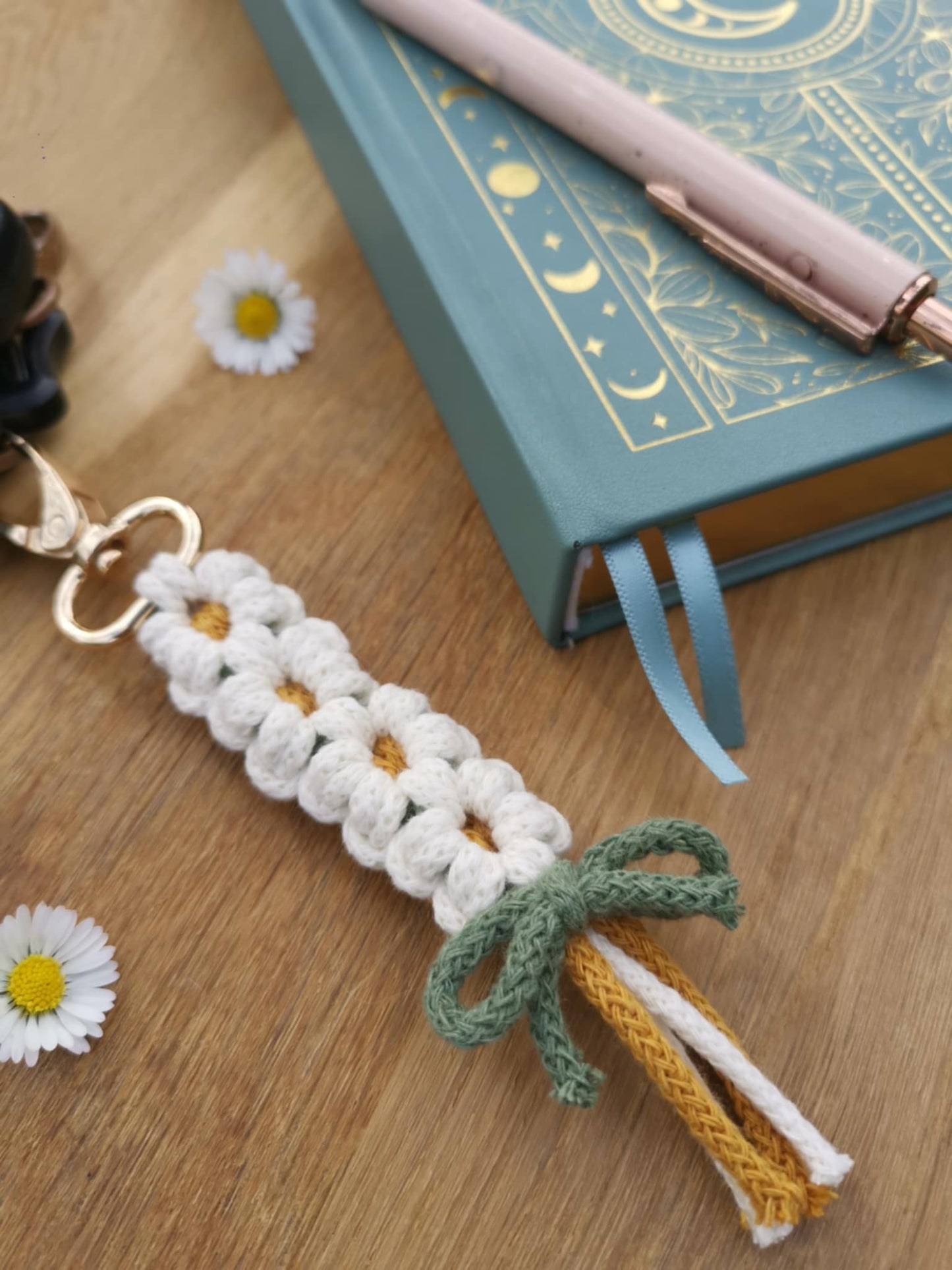 Porte-clé Daisy en macramé 🌸