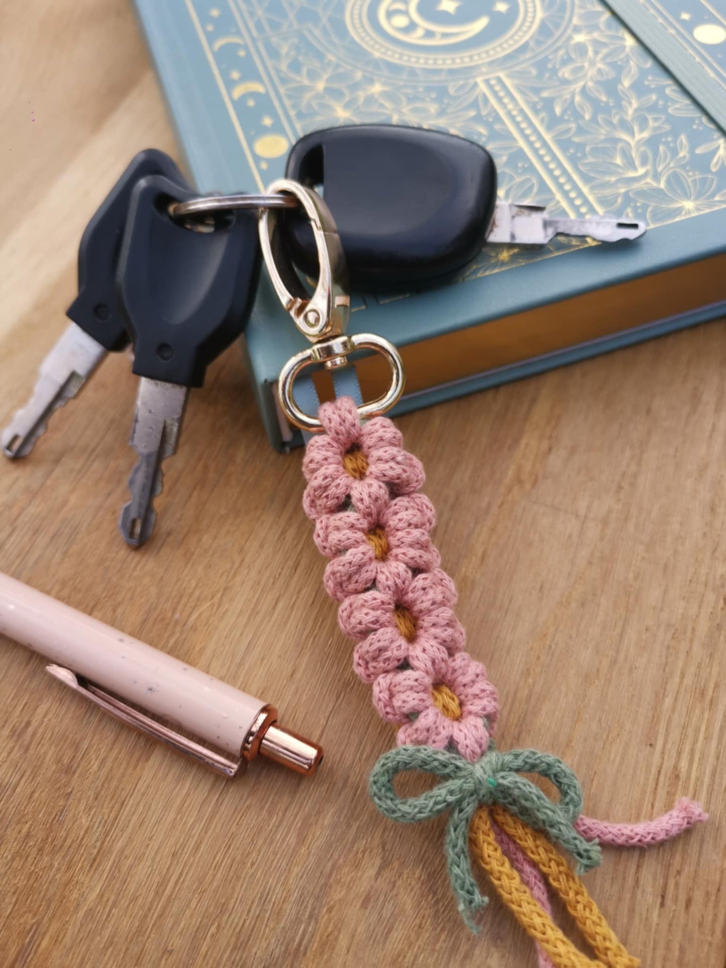 Daisy macrame keychain 🌸