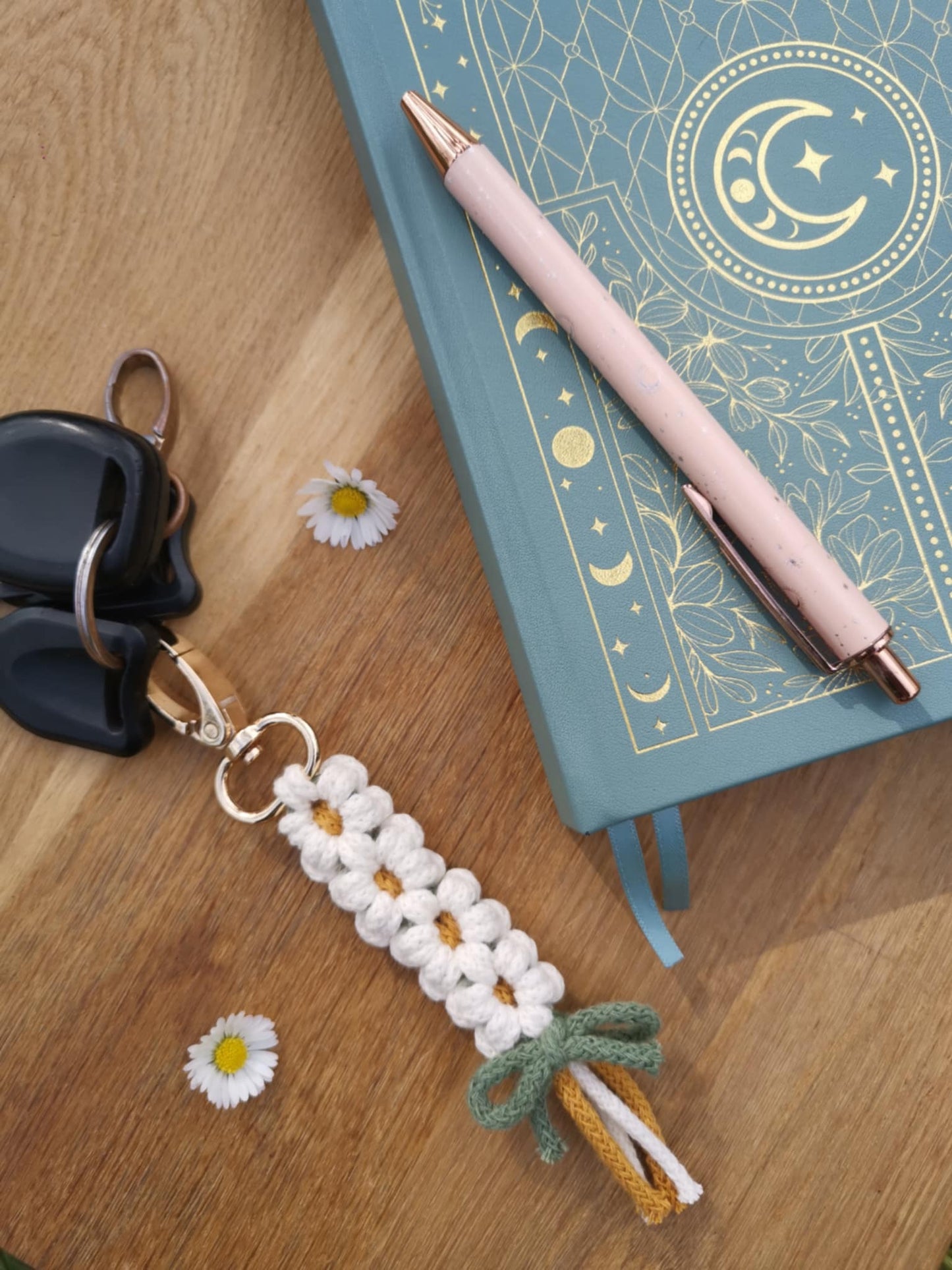 Daisy macrame keychain 🌸