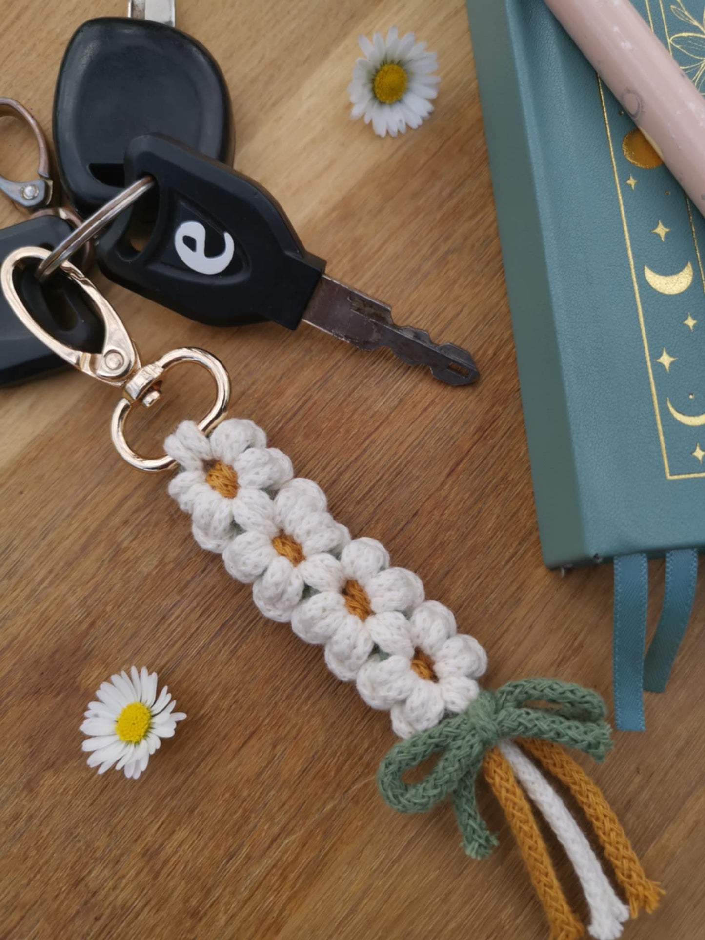 Daisy macrame keychain 🌸