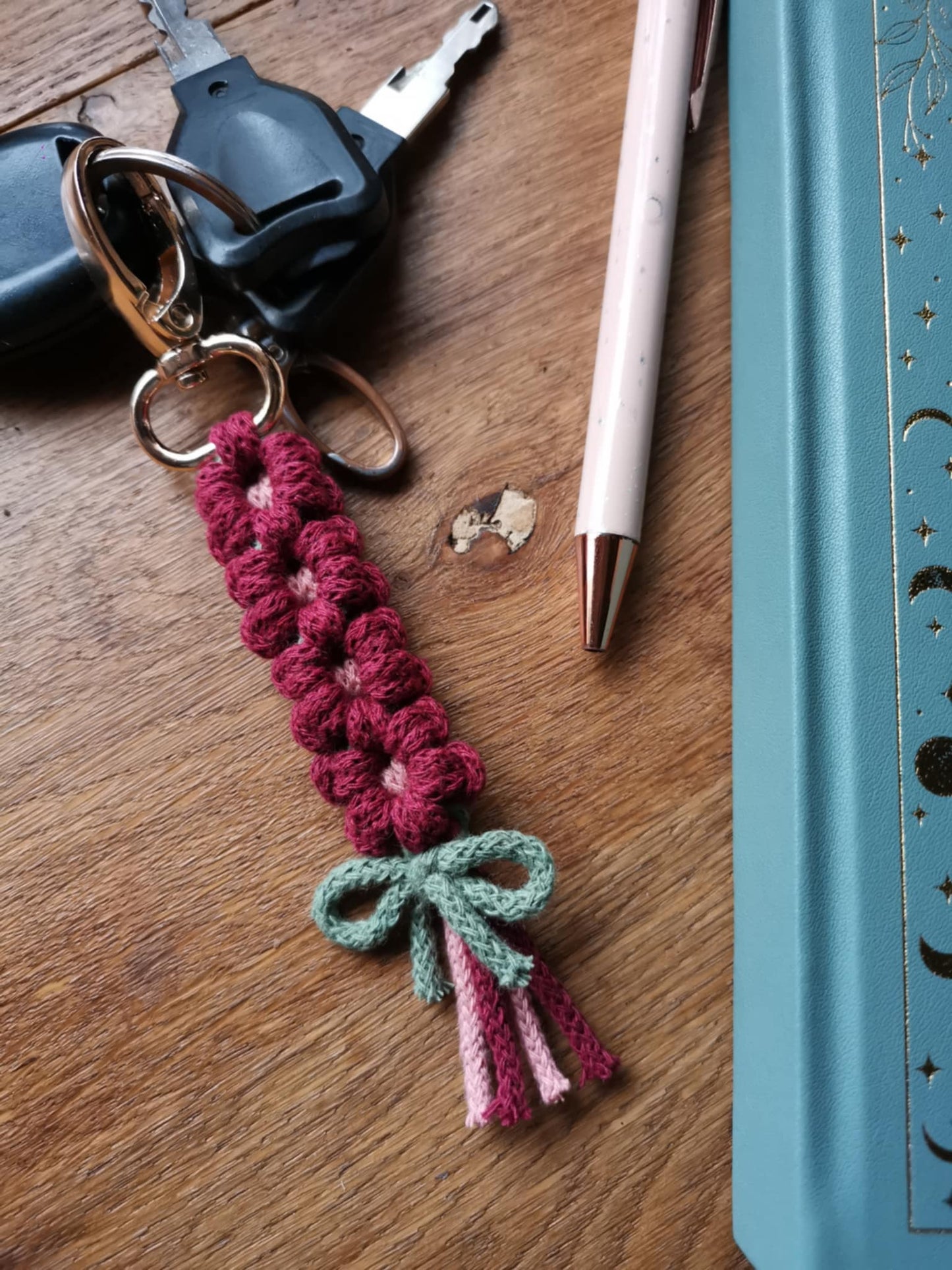 Daisy macrame keychain 🌸